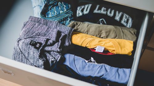 Jak układać ubrania w szufladzie? Poradnik dla tych, którzy chcą utrzymać porządek