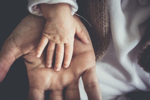 Rodzicielstwo bliskości – jak bliskość wpływa na rozwój dziecka?