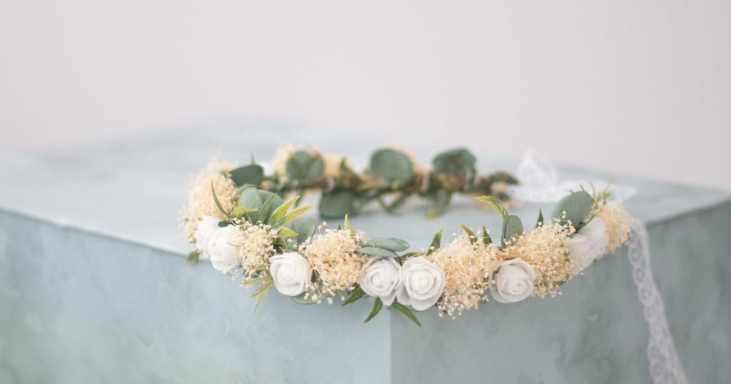 wianek komunijny z eukaliptusem i gipsówką